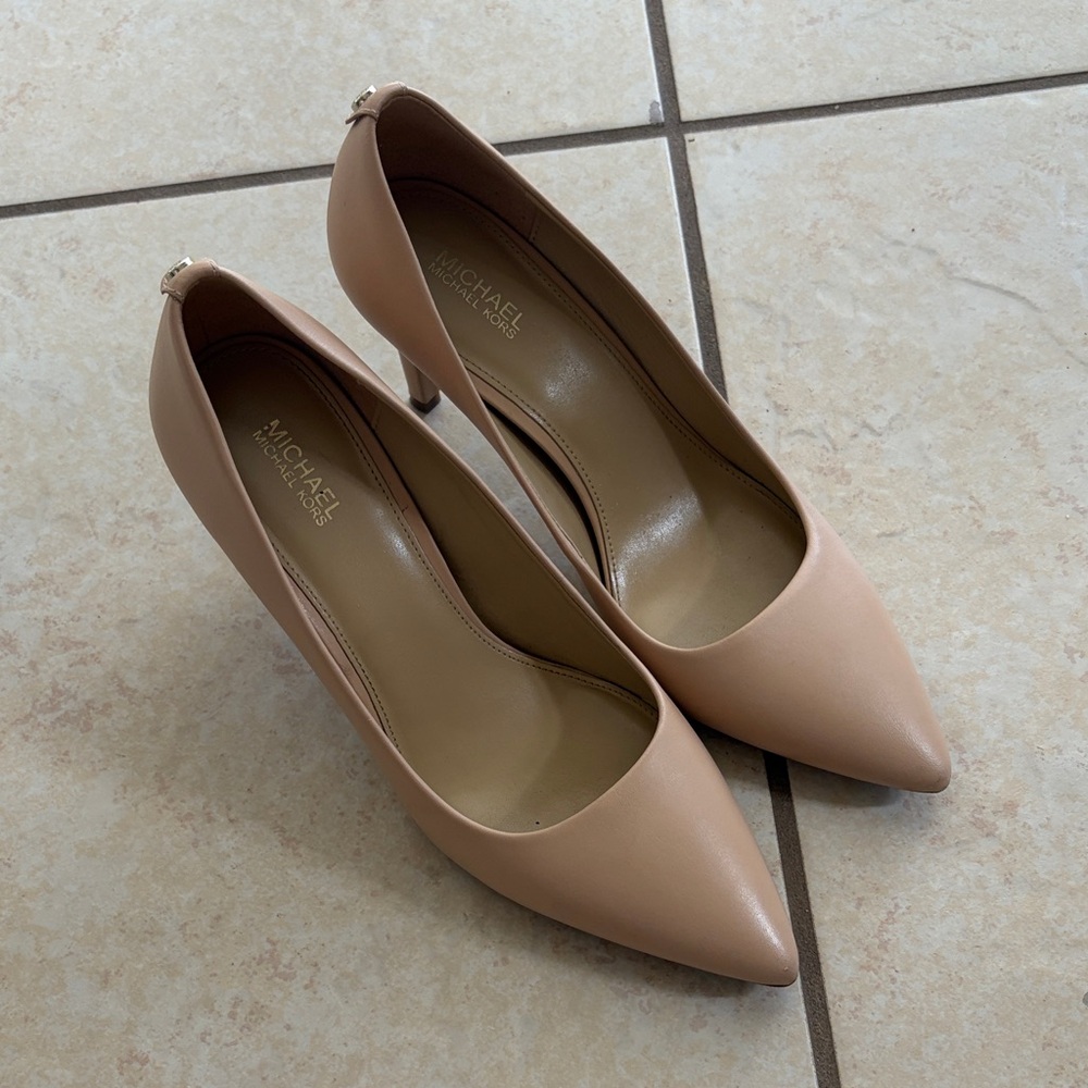 Michael Kors size 8 nude pumps heels